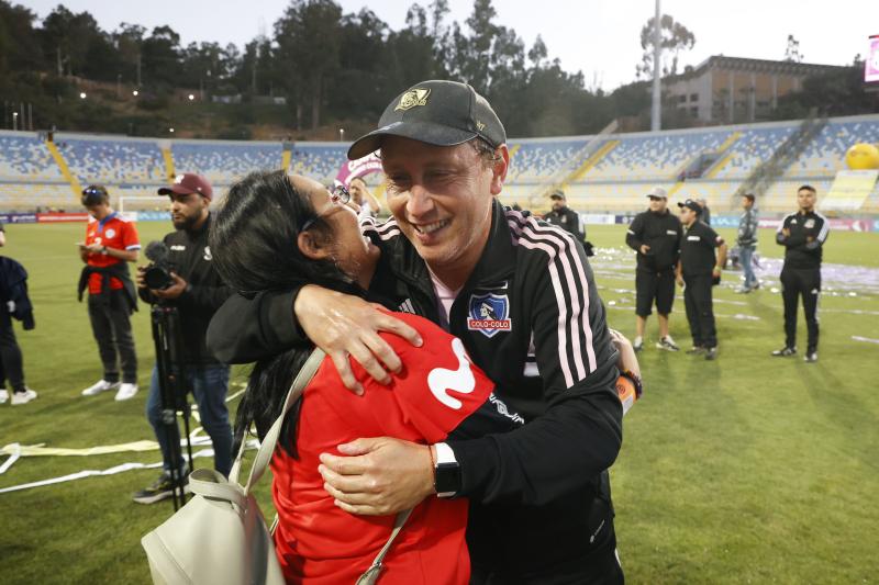 Luis Mena logró levantar la estrella 14 de Colo Colo femenino.