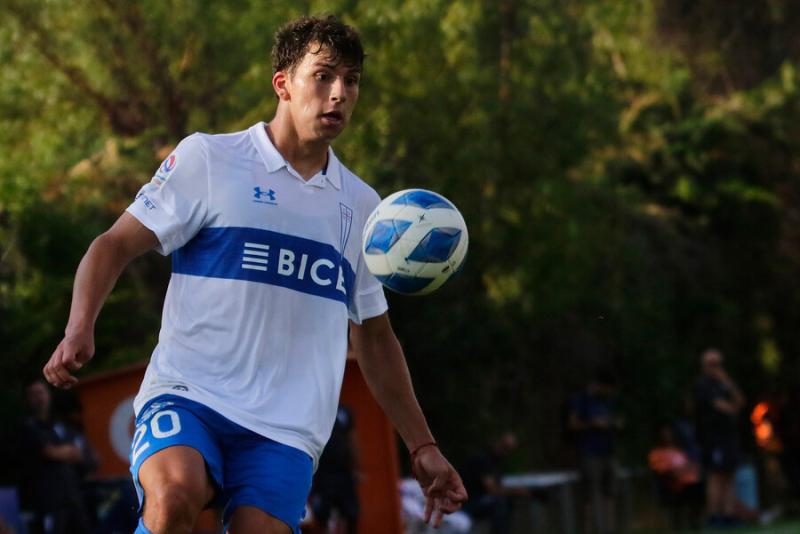 Gonzalo Tapia podría abandonar la UC en busca de minutos. Crédito: Photosport.
