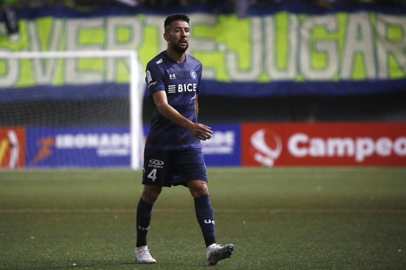 Mauricio Isla ha sido constantemente criticado por los hinchas de la UC - Photosport