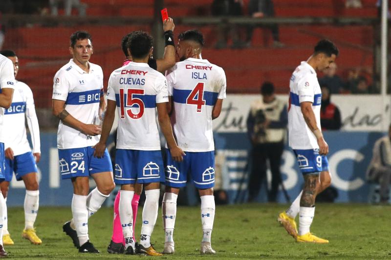 El último partido de Mauricio Isla con la UC terminó expulsado - Photosport