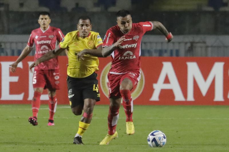 Ñublense luchó para conseguir su primer punto en la Copa Libertadores. / Photosport