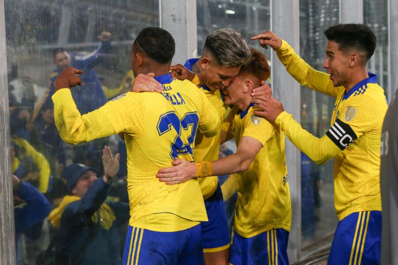 Sebastián Villa celebrando ante Colo Colo en el Monumental - Photosport