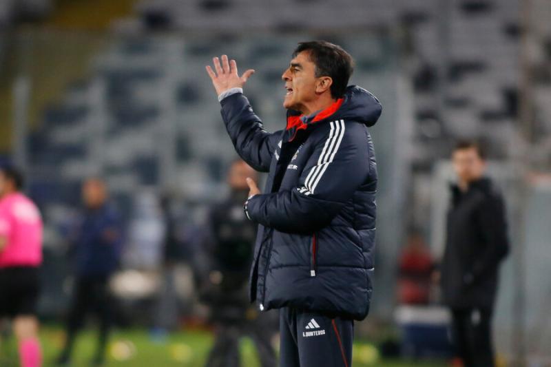Gustavo Quinteros busca refuerzos para Colo Colo. Crédito: Photosport.
