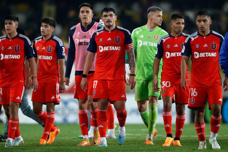 La U informó la salida de tres miembros de su staff médico. Crédito: Photosport.