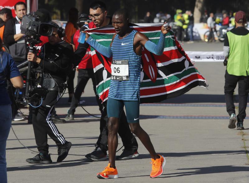 El atleta keniata Joseph Kyengo Munywoki fue el ganador de la Maratón de Santiago 2023. / Photosport