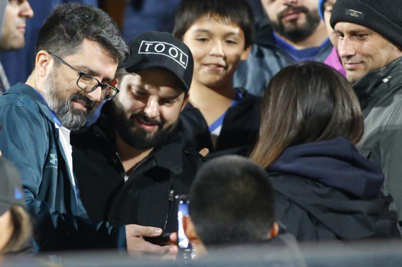 El presidente Gabriel Boric acompañó a la UC en el estadio Santa Laura.