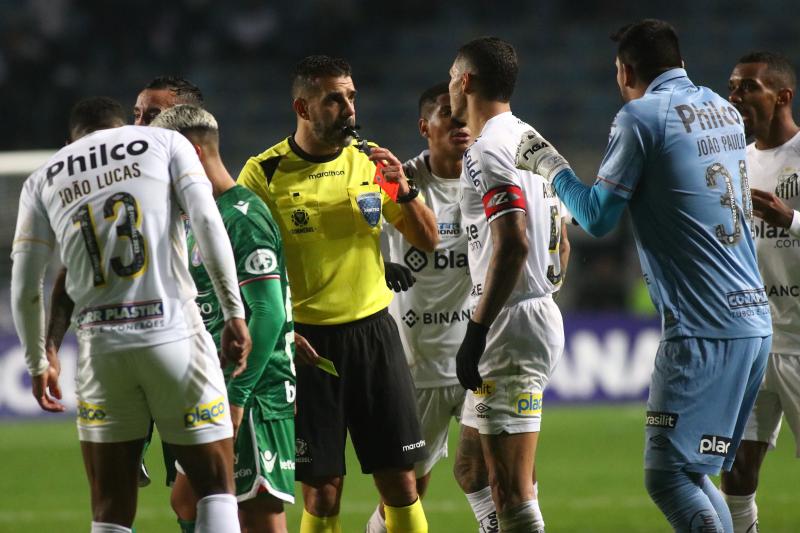 Santos denunció insultos racistas por parte de la hinchas de Audax Italiano.