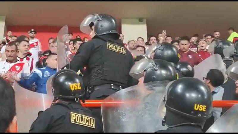 La policía peruana se enfrentó a los barras bravas de River Plate. Imagen: Pantallazo.