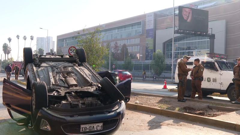 Auto volcado en Macul