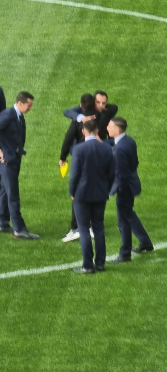 Francisco Caamaño abrazando a cuerpo arbitral - Redgol