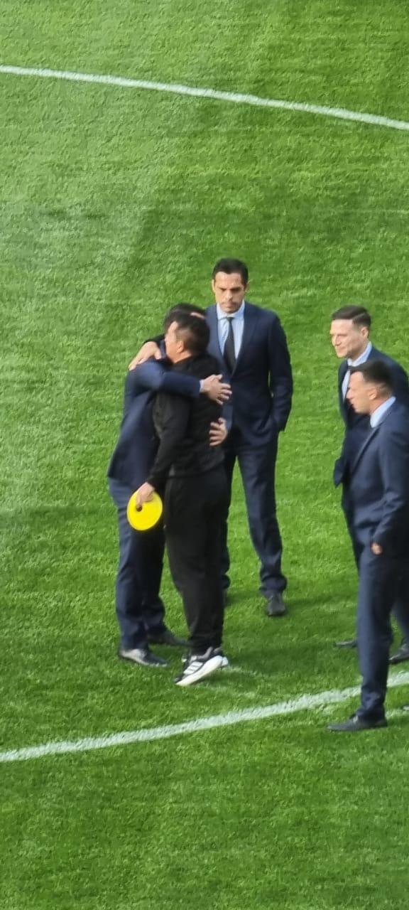 Francisco Caamaño abrazando a cuerpo arbitral - Redgol