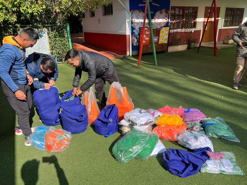 Matías Olguín entrega implementos deportivos en colegio de El Monte