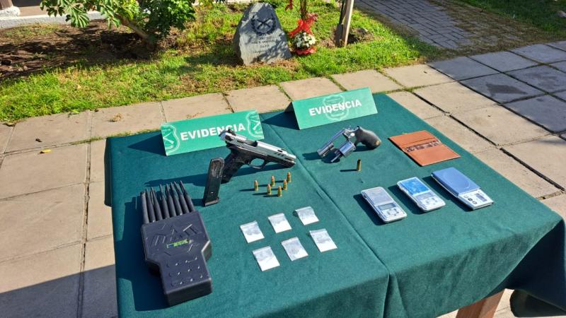 Cedida por Carabineros de Chile - Menor portaba armas en liceo de Pudahuel