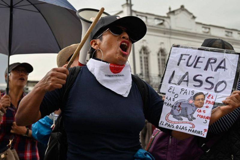 BBC - Detractores de Lasso se concentraron frente a la Asamblea en Quito.
