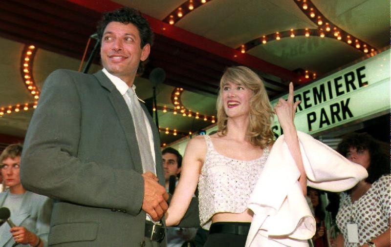 AFP - Jeff Goldblum y Laura Dern promocionando "Jurassic Park" hace 30 años
