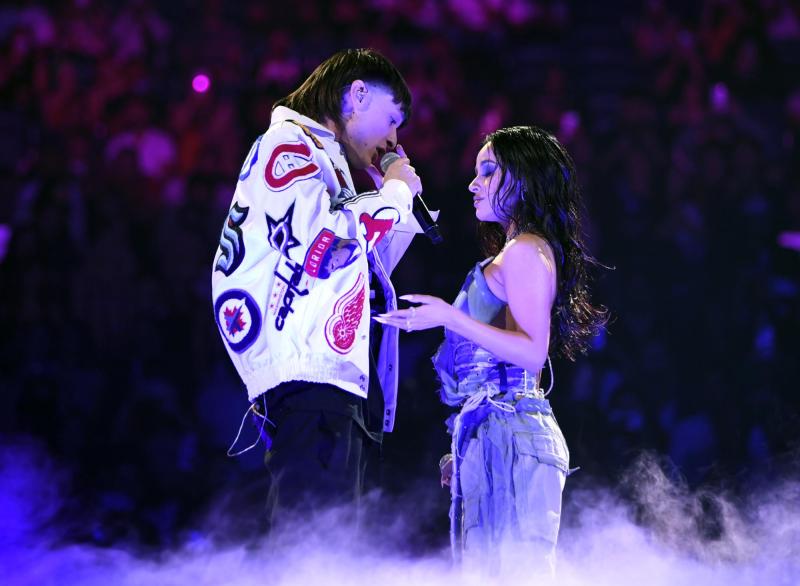 AFP - Peso Pluma acompañando a Becky G en los últimos Latin American Music Awards