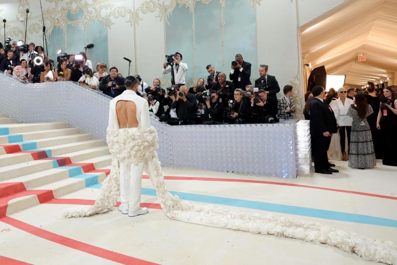 El escote de Bad Bunny en la MET Gala 2023 - AFP
