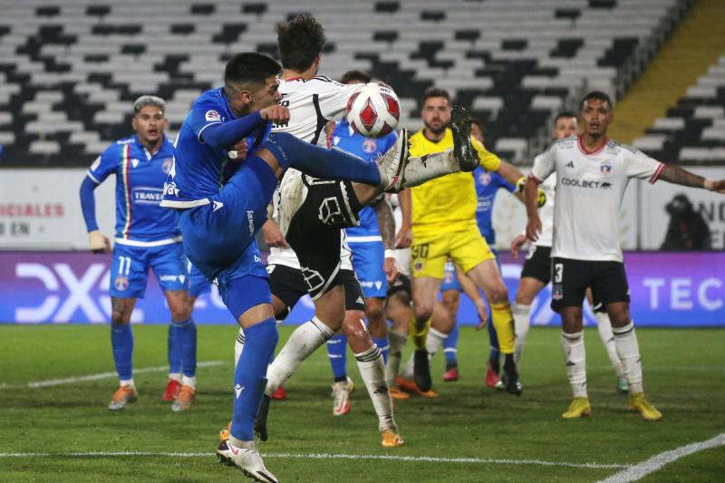 La polémica jugada que pudo haber cambiado la historia del partido entre Colo Colo y Audax Italiano. (Photosport)