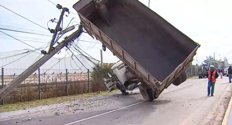 Canal 13 - Camión queda colgando en cables