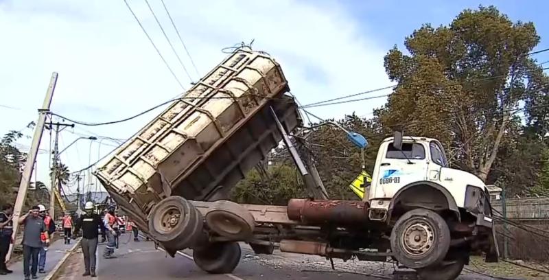 Canal 13 - Camión queda colgando en cables