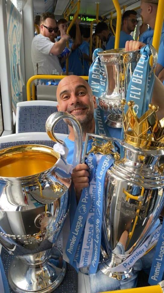 María Guardiola y el retrato de su padre campéon.