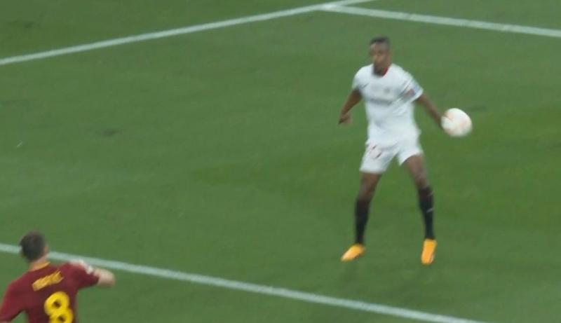 Hinchas de la AS Roma agredieron al juez Anthony Taylor tras la final de la Europa League