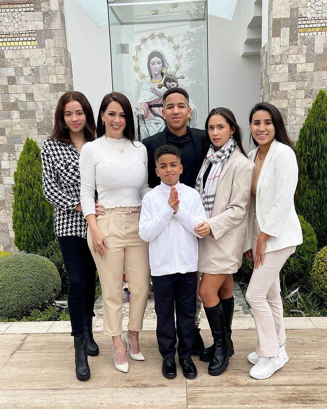 Melissa Klug junto a sus cinco hijos.