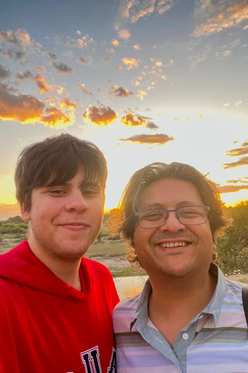 AFP - Shahzada Dawood junto a su hijo Suleman Dawood