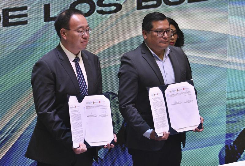 AFP - Firma del convenio con autoridades de China, Rusia y Bolivia