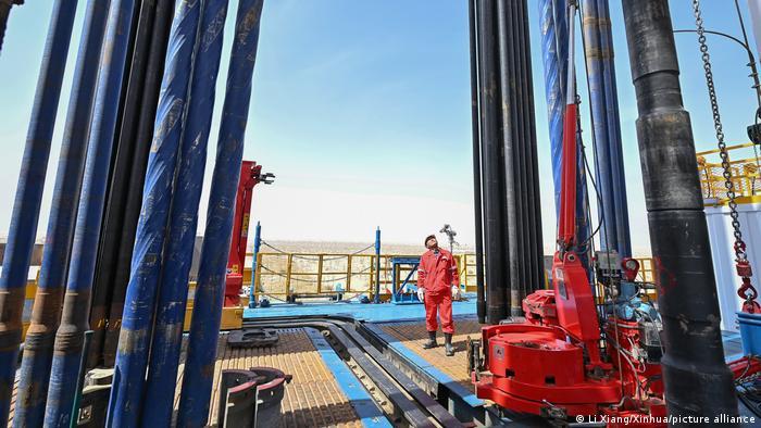 Deutsche Welle - Un ingeniero inspecciona el funcionamiento de una máquina perforadora en el proyecto de perforación de un pozo en la Región Autónoma Uygur de Xinjiang, en el noroeste de China.