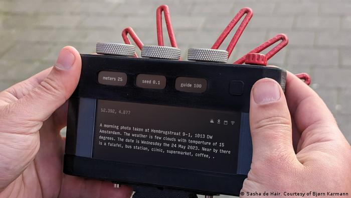 Deutsche Welle - Los "fotógrafos" que utilizan este dispositivo, después de escribir el texto, pueden controlar el resultado de la imagen con tres diales físicos situados en la parte superior del cuerpo de la cámara.