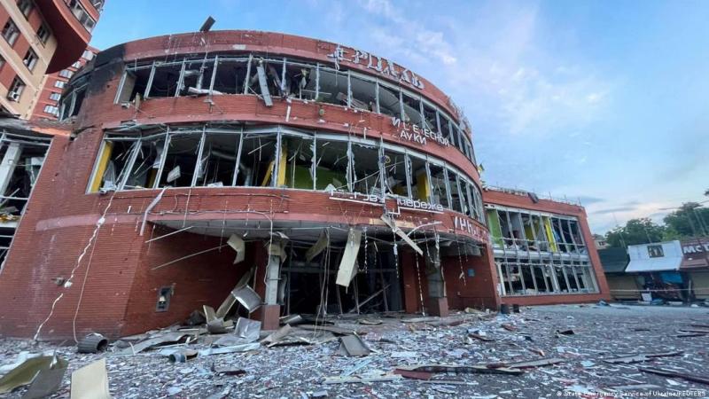 Según informes, el ataque nocturno a Odesa dañó varios edificios, incluido este centro comercial.