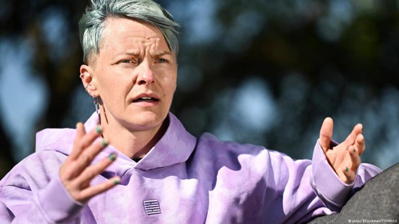 DW - Fischer, que jugó 194 veces con su país, describió el proceso, que llevó a cabo una fisioterapeuta en nombre del médico, como humillante.