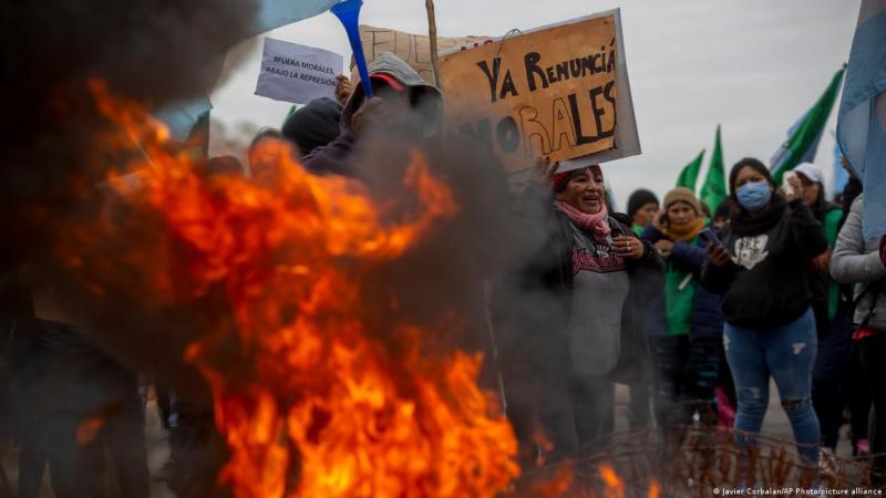 DW - Manifestantes leales al oficialismo pidieron la renuncia del gobernador de Jujuy, Gerardo Morales, durante las violentas protestas del 20 de junio de 2023.