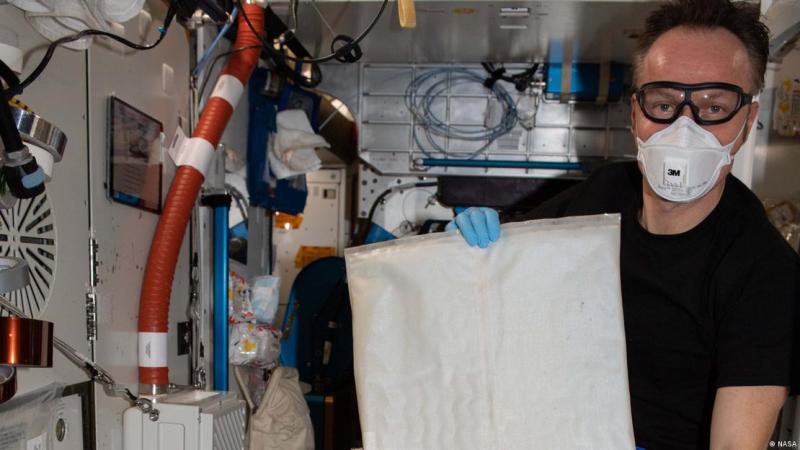 NASA - Matthias Maurer, astronauta de la ESA (Agencia Espacial Europea), cambia la vejiga en el procesador de salmuera de la estación espacial.