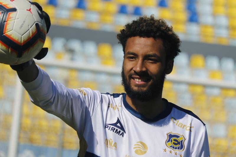 Lawrence Vigouroux y su paso por Everton (AGENCIA UNO)