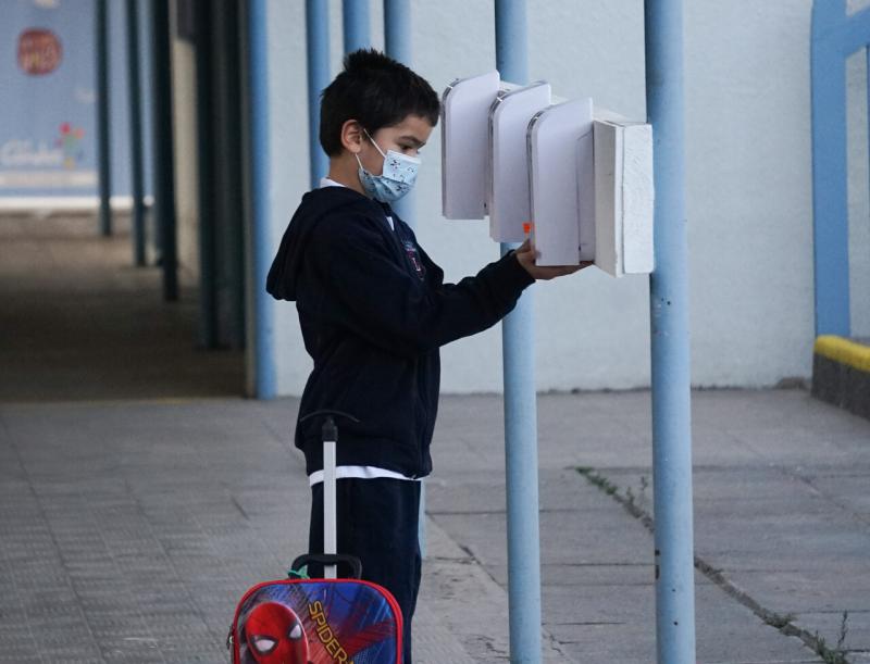 Agencia Uno - Niño con mascarilla