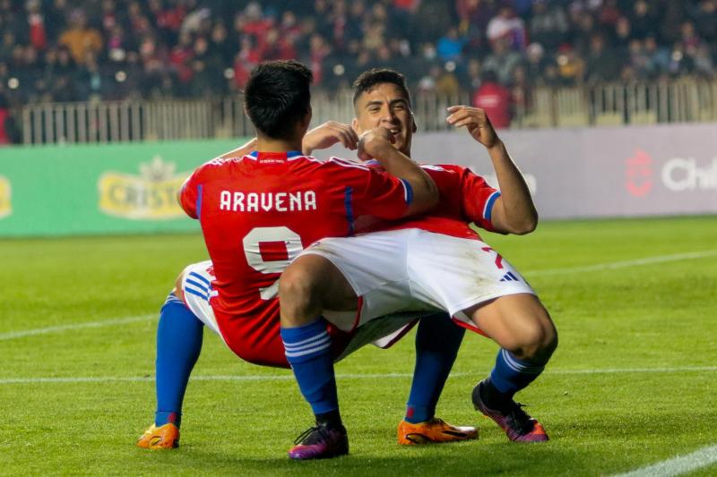 La particular celebración de Marcelino Núñez y Alexander Aravena en el triunfo de la Roja. (Agencia Uno)
