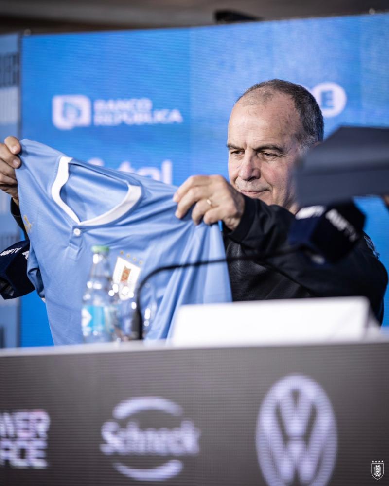 Marcelo Bielsa llamó la atención con su primera convocatoria al mando de Uruguay. / Foto: @uruguay