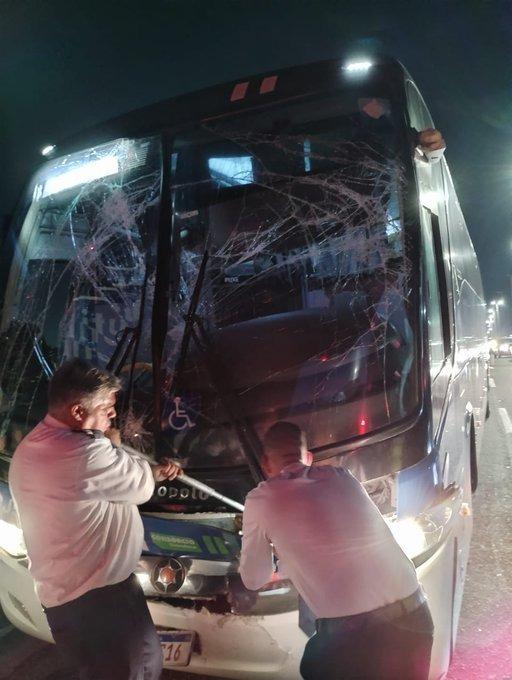 Así quedó el bus que trasladaba a Racing en Brasil.