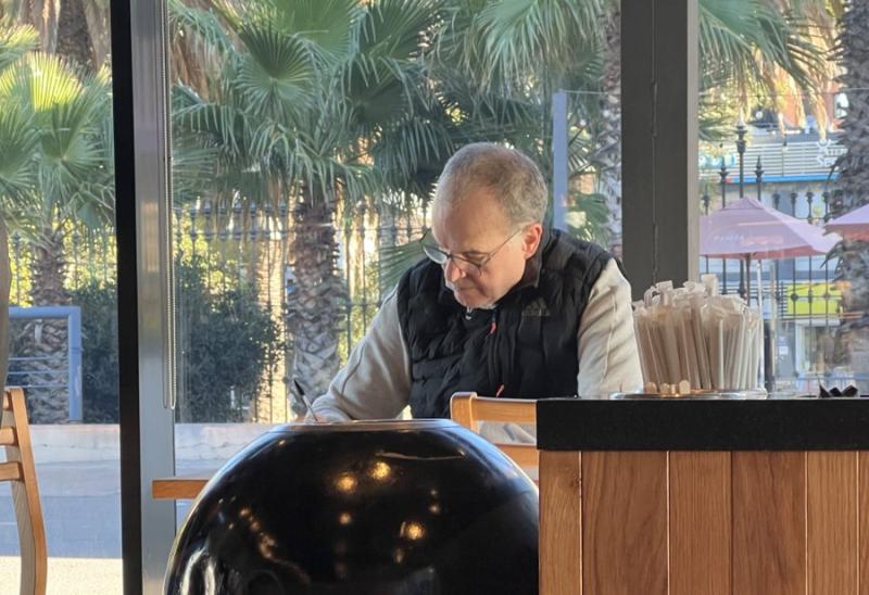Marcelo Bielsa preparó su debut en la selección de Uruguay en un café. / Foto: @marianitamalek