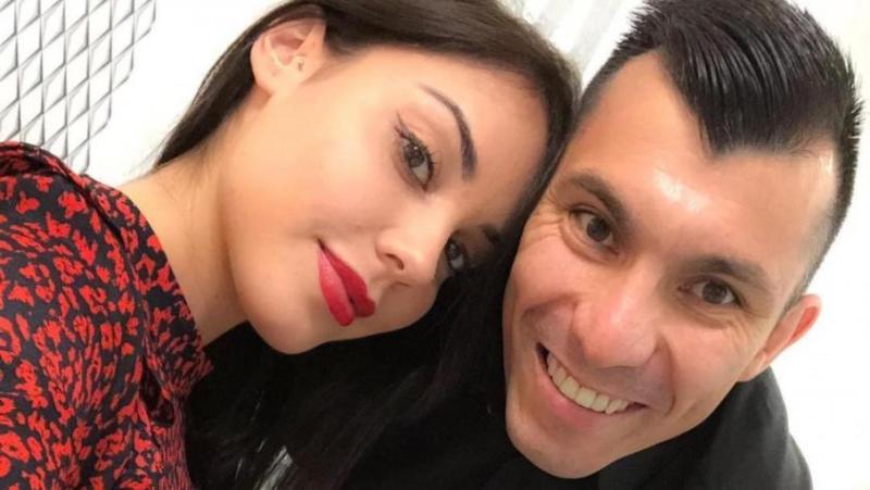 Gary Medel y Cristina Morales