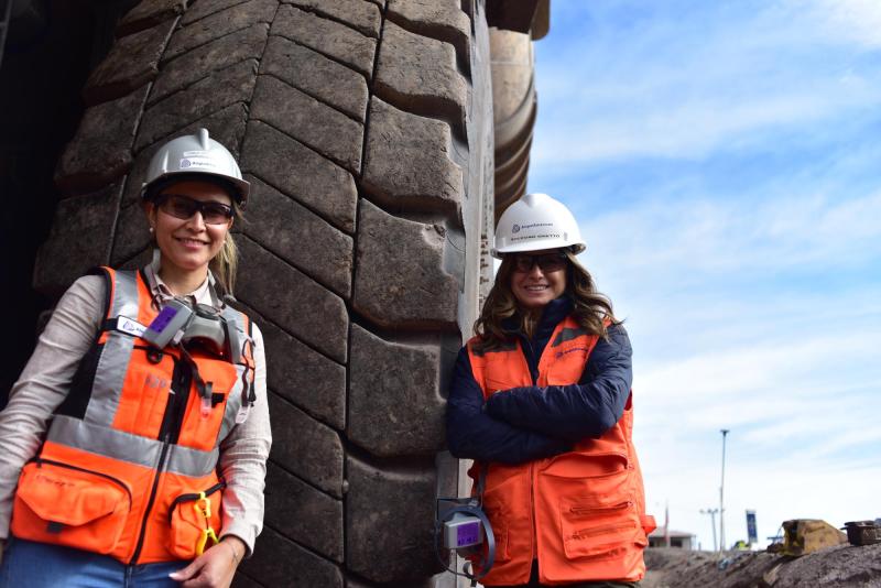 Vinka Orellana lleva 15 años manejando estos enormes vehículos de más de 160 toneladas