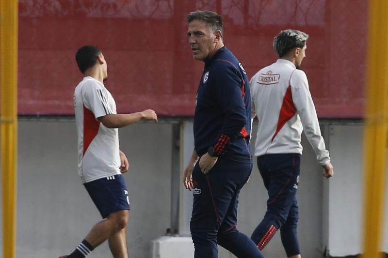 Eduardo Berizzo está obligado a conseguir tres victorias en la próxima fecha FIFA. (Photosport)