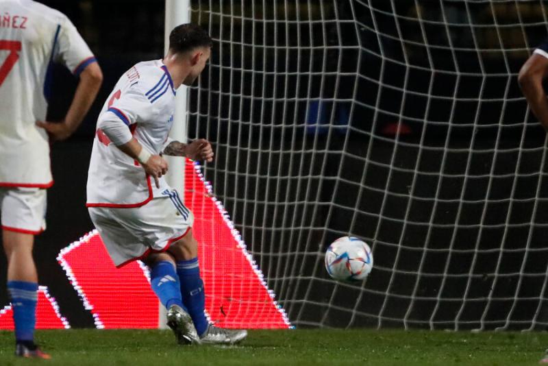 Bruno Barticciotto anotó su primer gol por La Roja vía lanzamiento penal. Imagen: Photosport.