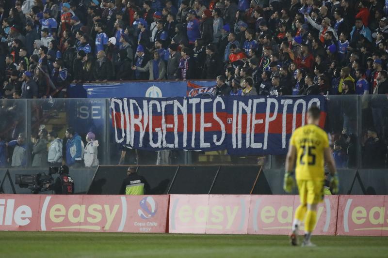 Lienzo con la frase "Dirigentes Ineptos" en el partido de la U vs O'Higgins por Copa Chile.