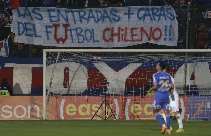 Algunas de las críticas que se hicieron notar en el estadio Santa Laura.