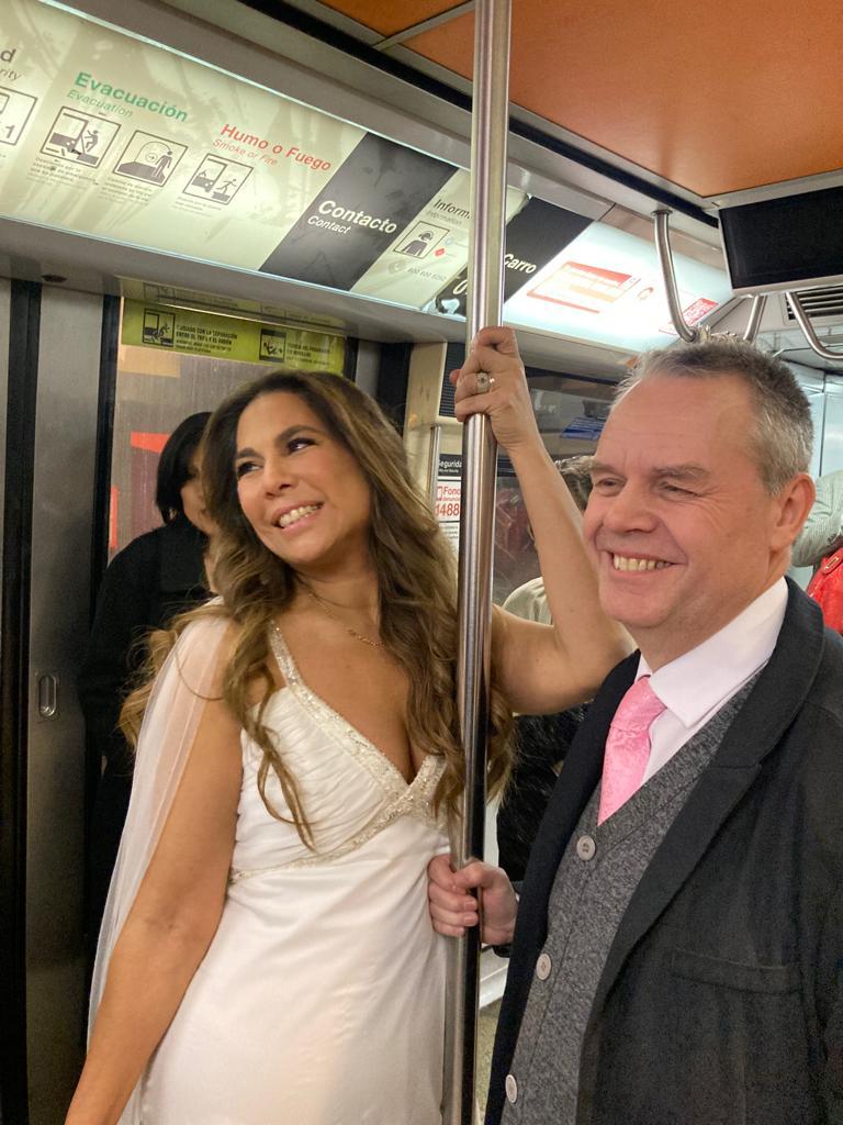 "Bip!, acepto": Pareja de recién casados se fue en Metro a su fiesta de matrimonio y causaron furor