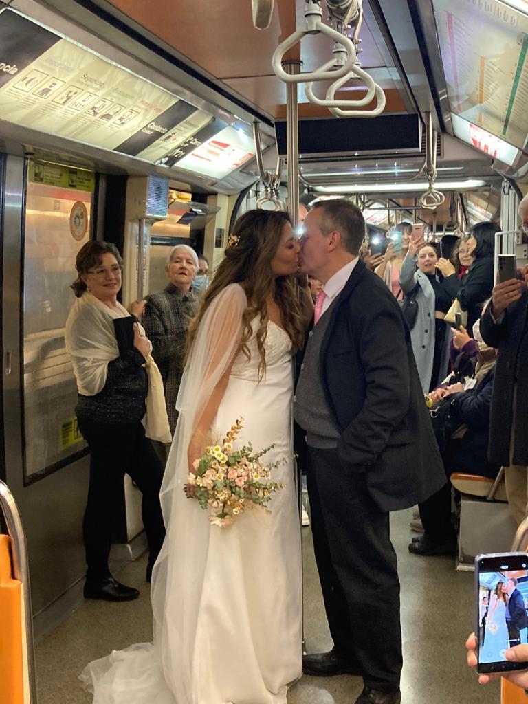 Novios yendo en metro.