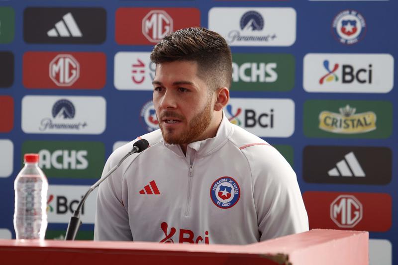 Víctor Felipe Méndez viajó desde Rusia para sumarse a la Roja - Prensa Selección